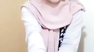 Jilbab cantik pamer memek