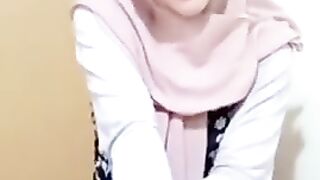 Jilbab cantik pamer memek