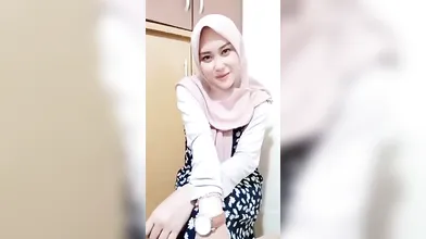 Jilbab cantik pamer memek