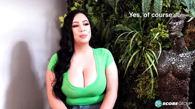 Julia Mendoza: Tit Chat