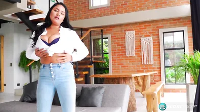 Kim Beltran: Busty Dancer - Busty Kim