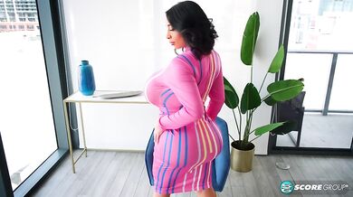 Mariza Rabbit: Tits & Ass Super-cleavage