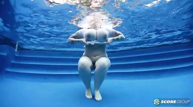 Big Tit Skinny Dip: Dors Feline