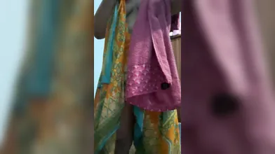 Tamil wife show her boobs