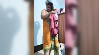 Tamil wife show her boobs