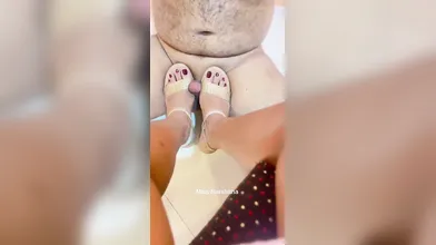 Mom feetjob