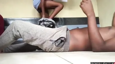 Une Adolescente Noire Chevauche Une Bite