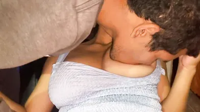 JE BAISE LA CHATTE DE LA SECRTAIRE PUTE ET LUI TRAIT LES SEINS