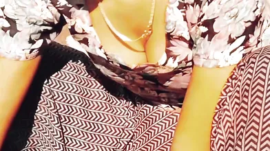 Mallu slim bhabhi cleavage