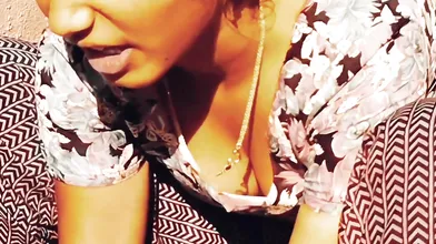 Mallu slim bhabhi cleavage