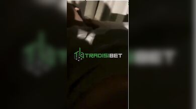 Ewe Kakak Saat Telponan