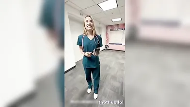 Comendo Fortemente A Loirinha No Estacionamento Do Hospital