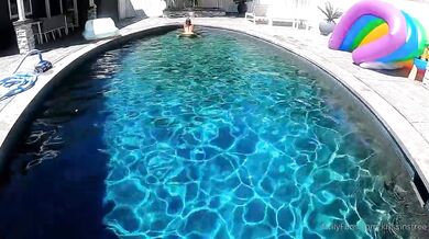 Deu A Buceta Dentro Da Piscina - Alexandra Cat