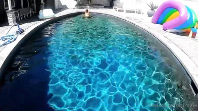 Deu A Buceta Dentro Da Piscina - Alexandra Cat