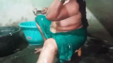 Tamil Aunty Bathing Capture