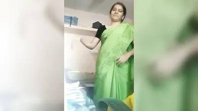 Mallu aunty dress change