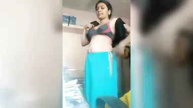 Mallu aunty dress change