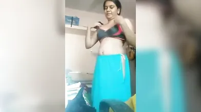 Mallu aunty dress change