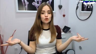Sexy Amateur Teen Stripping And Twerking On Webcam