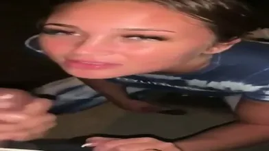 Une Blonde Amateur Super Mignonne Offre Une Pipe A Un Noir