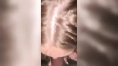 Une Blonde Amateur Super Mignonne Offre Une Pipe A Un Noir