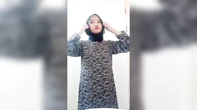 Nurma Hijab Cantik Hajar Memek Pakai Terong