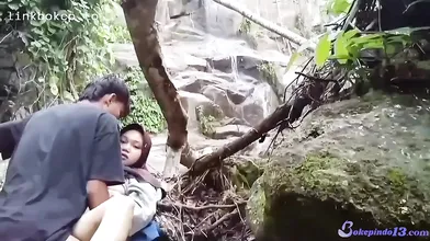 Abg Hijab Pramuka Ngentot Di Air Terjun