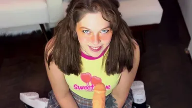 Amateur teen loves toys in her ass
