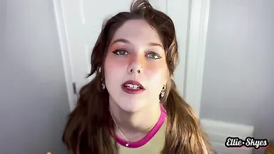 Amateur teen loves toys in her ass