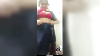 mature wife show her pussy