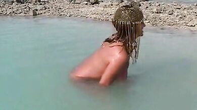 Vanessa Si Sgrilletta A Mare