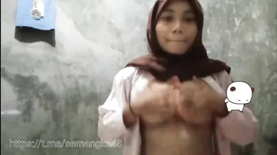 Bokep ABG Pamer Body Anin Hijab Coklat Colmek