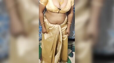 ഹോട്ടൽ മുറിയിലെ മുതലാളിമാരെ മൂഡ് ആക്കാൻ അമ്മയുടെ ഡാൻസ്