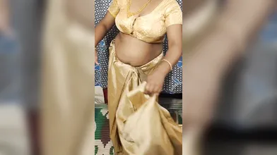 ഹോട്ടൽ മുറിയിലെ മുതലാളിമാരെ മൂഡ് ആക്കാൻ അമ്മയുടെ ഡാൻസ്