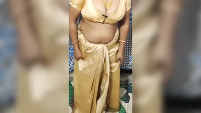 ഹോട്ടൽ മുറിയിലെ മുതലാളിമാരെ മൂഡ് ആക്കാൻ അമ്മയുടെ ഡാൻസ്