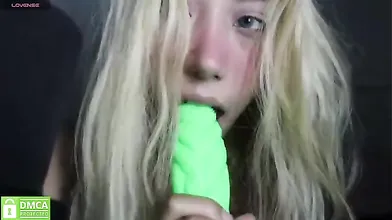 sexy amateur hot blonde teen show webcam