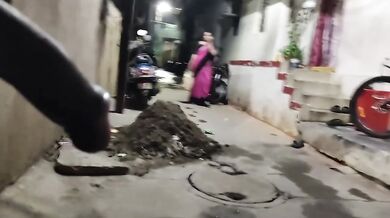 Dick Flash infront of sexy aunty
