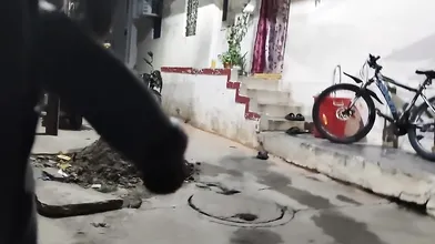 Dick Flash infront of sexy aunty