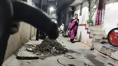 Dick Flash infront of sexy aunty