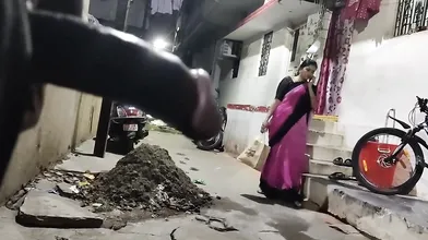 Dick Flash infront of sexy aunty