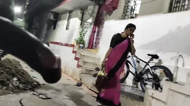 Dick Flash infront of sexy aunty