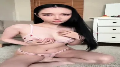 最新9月无水核弹！为艺术献身的国内女演员模特【孙禾颐】劲爆福利，脸逼同框全裸道具紫薇，颜值高奶子大，香艳无比 (1)