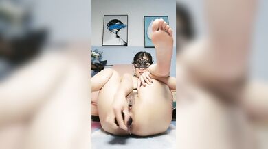 双插大嫂，黑丝诱惑，淫水如喷泉高潮不断，淫水多多双道具不停抽插骚穴和菊花，饱满充实精彩刺激，浪叫不止