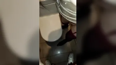 【最新❤️极品性爱】真实讲述『和女老板的故事』新作-在海底捞厕所和女老板做爱 外面人来人往真刺激