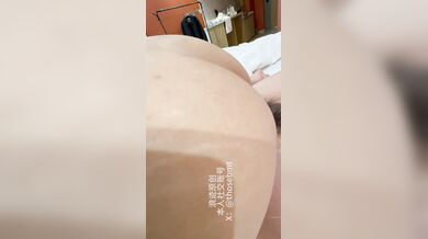 杭州约炮大神，【浪迹原创】，25岁小少妇，微露脸，一双C罩杯大白兔超棒，皮肤雪白极品炮搭子
