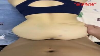 风韵犹存的亲妈在家做性感瑜伽诱惑儿子，脱下亲妈内裤掰开大腿爆操内射
