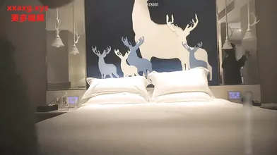 真厉害 酒店约两个美女双飞做爱，成熟御姐跪爬服侍 吸吮鸡巴玩弄蛋蛋 躺着享受，啪啪很爽还搞第二炮 (2)