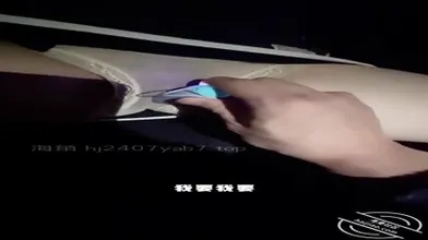 调教姐姐的视频来了，马路上把裤子扒了