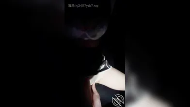 调教姐姐的视频来了，马路上把裤子扒了