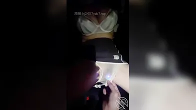 调教姐姐的视频来了，马路上把裤子扒了